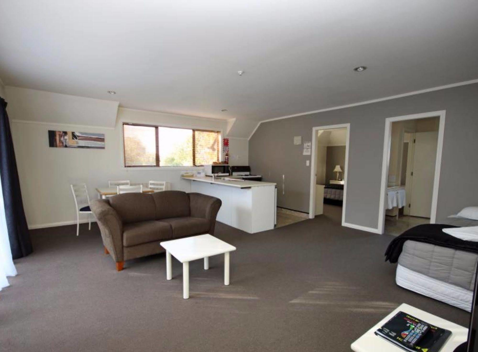 Champers Motor Inn Lower Hutt Exteriör bild